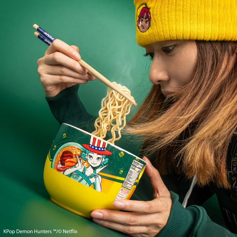 Zoey Hamburger Ramen bowl with Chopsticks