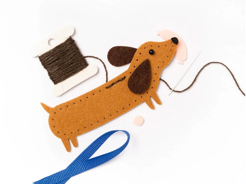 Mini set de couture en feutrine - Chien Teckel