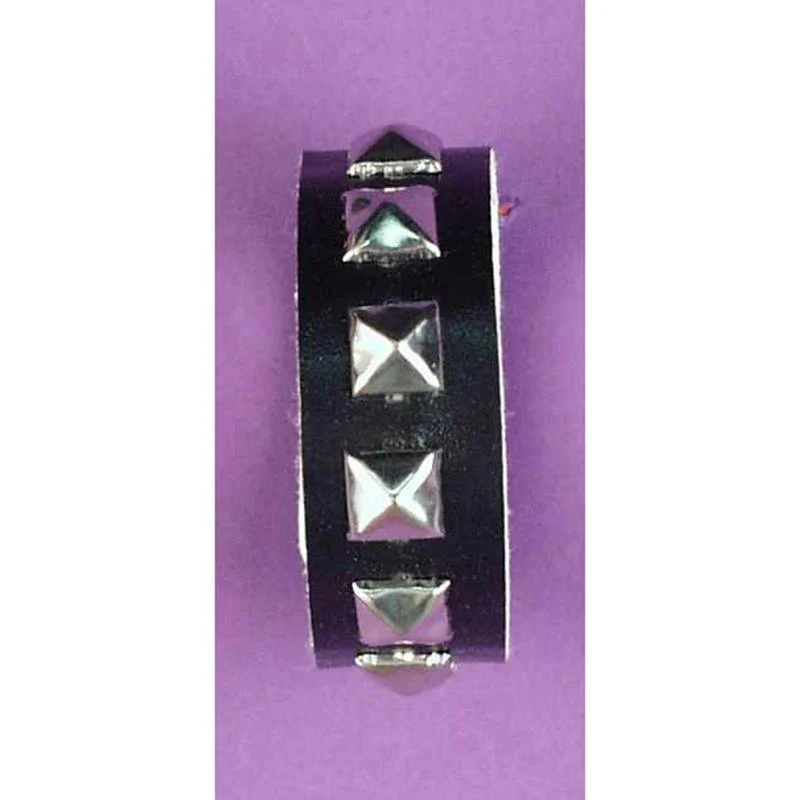Single studded wristband