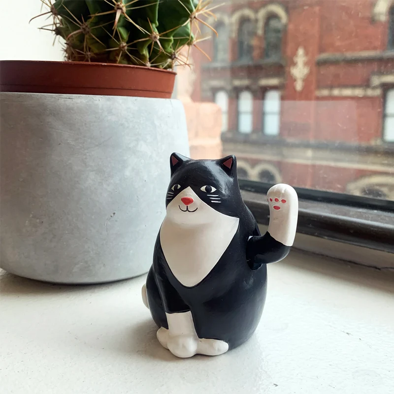 Waving Solar Cat