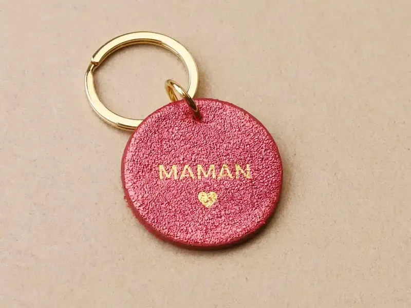 Porte clé MAMAN en cuir rond rose métallisé - Les Cléias
