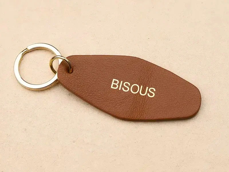Porte-clés BISOUS en cuir marron - Les Cléias