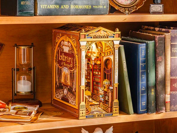 Maquette Librairie des Merveilles Book Nook - Robotime