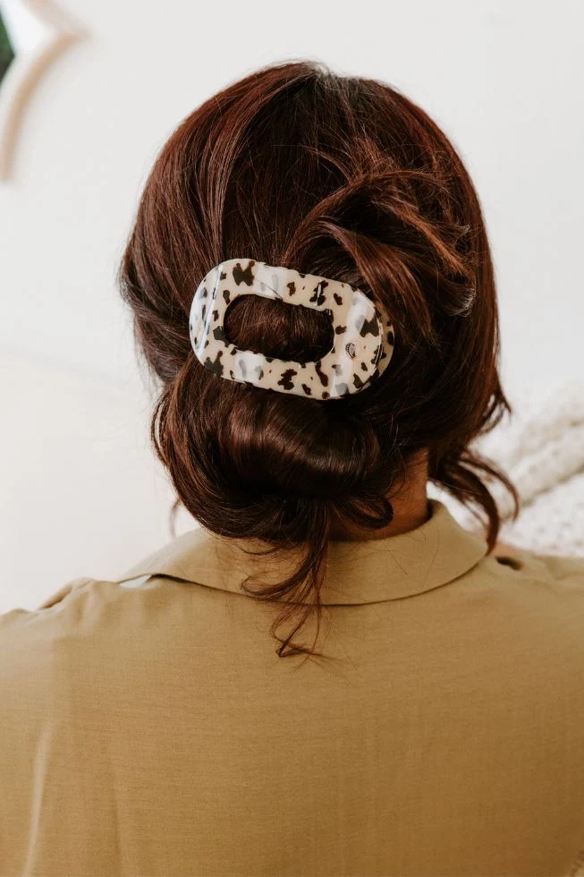 Blonde Tortoise Medium Flat Round Hair Clip for All-Day Comfort