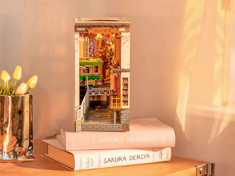Book Nook - Pièce miniature - Sakura Densya