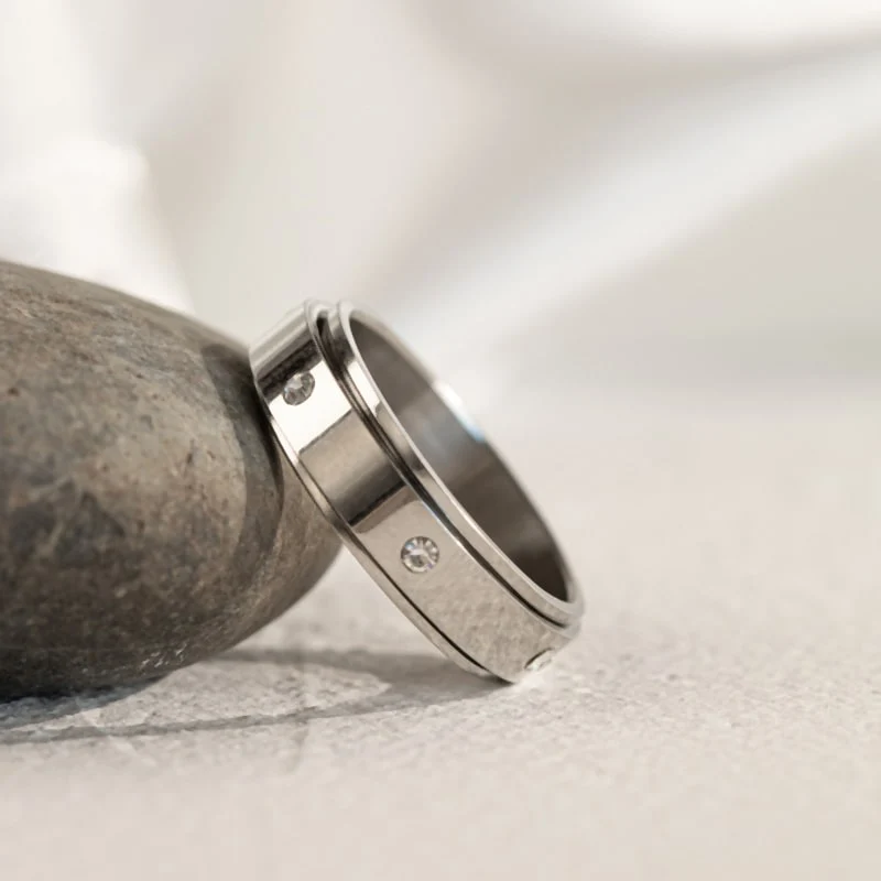 Bague anti-stress cristal tournoyante.