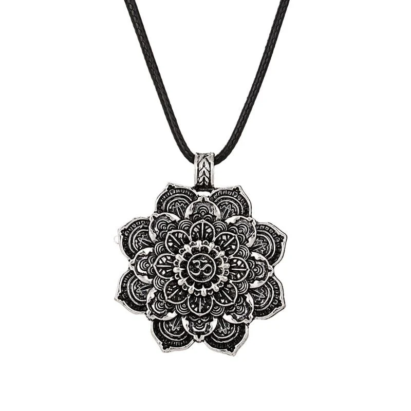 Collier pendentif Ohm et lotus mandala