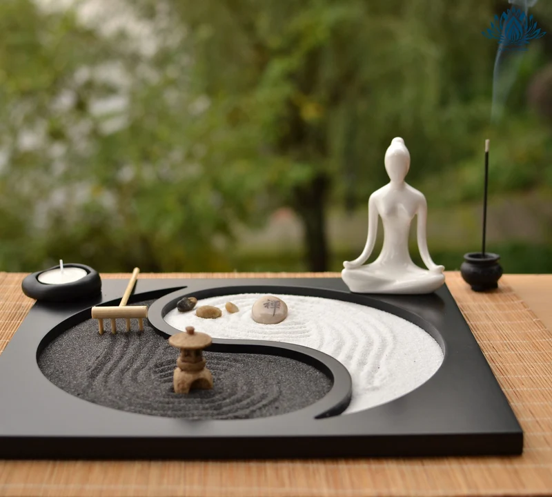 Jardin japonais zen avec galets et bougies