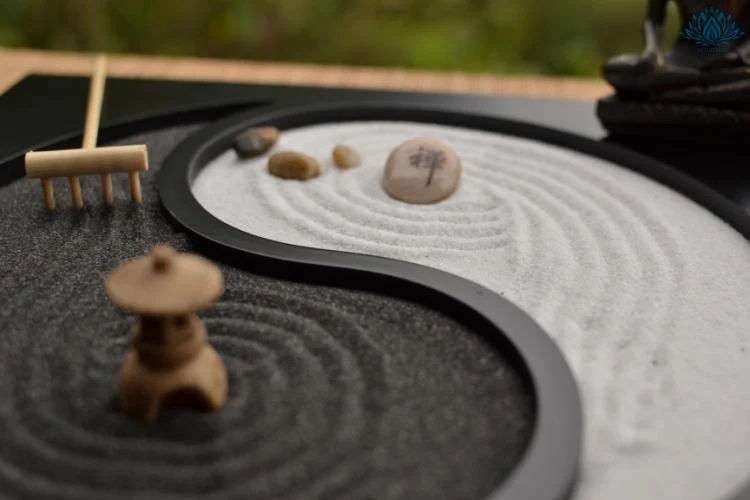 Jardin japonais zen avec galets et bougies