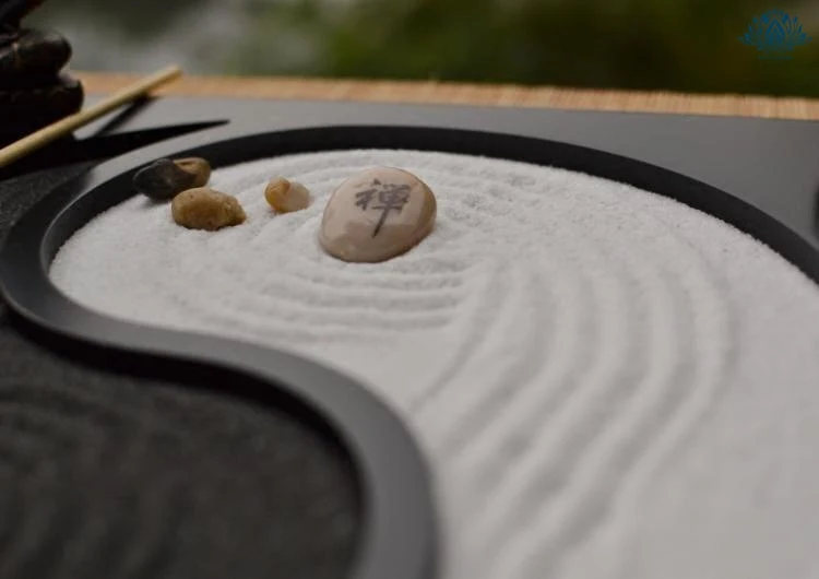 Jardin japonais zen avec galets et bougies