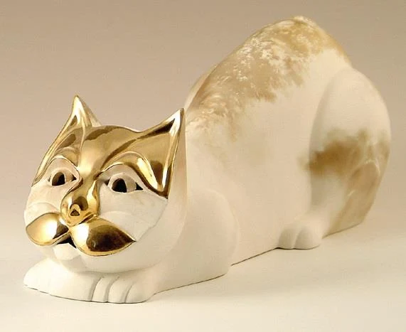 Pauline Pelletier Crouching Cat Figurine / Figurine de chat accroupi
