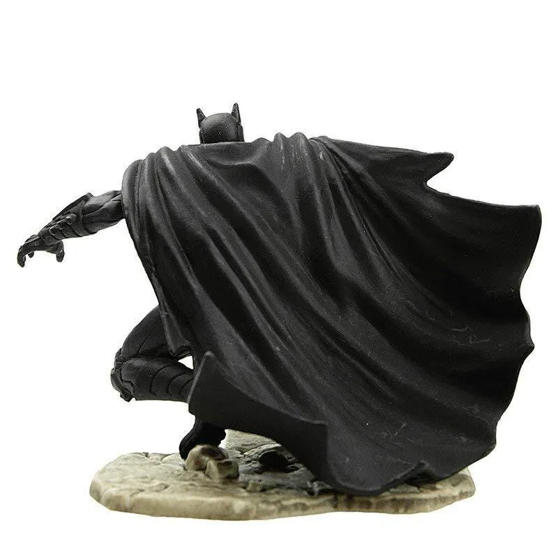 DC Batman Kneeling Figurine / Figurine agenouillée
