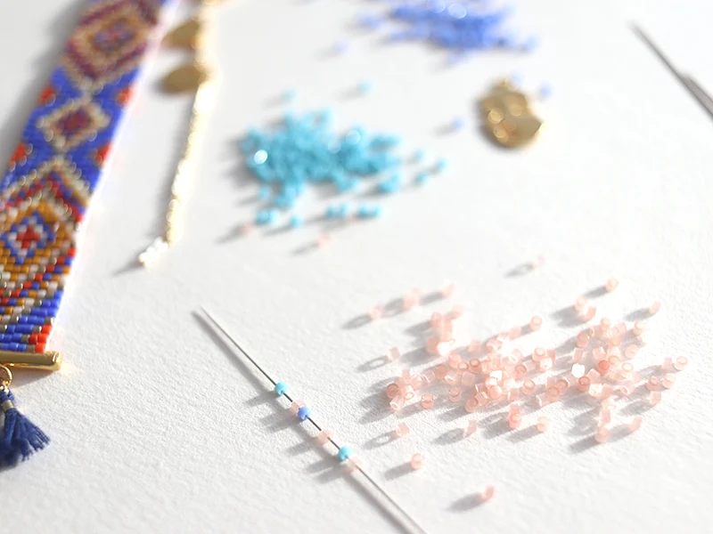 6 aiguilles à perler avec 1 enfile-aiguille