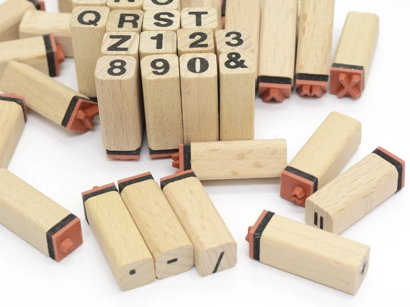 Tampons lettres et chiffres avec encreur noir - 48 caractères