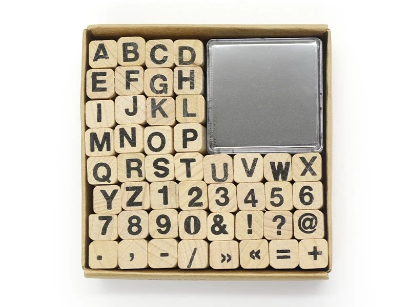 Tampons lettres et chiffres avec encreur noir - 48 caractères